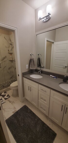 2nd floor full bathroom - 2 sinks - 4428 Dexter Ln