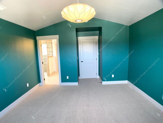 Building Photo - **First 30-Days Free** Luxurious 3BR - 3BA...