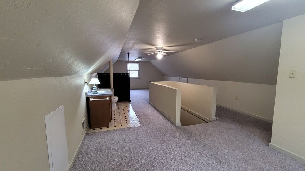 Building Photo - 1731 Deckner Ave