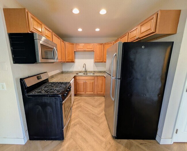Building Photo - AWESOME 2 BED/1.5 BATH WITH LARGE YARD+WRA...