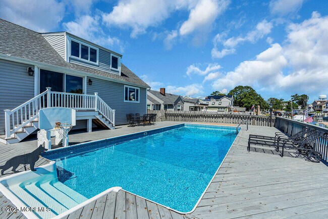 Building Photo - 1648 Center St