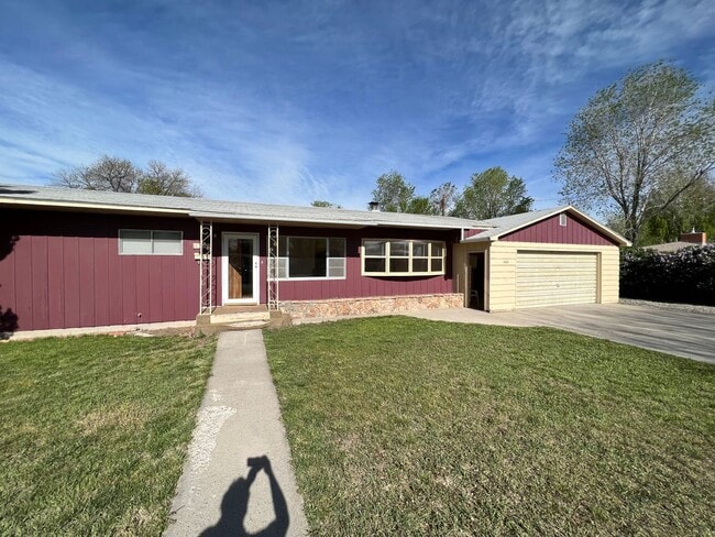 Building Photo - 3 Bed 2 Bath House with Attached 2 Car Garage & Trailer Parking