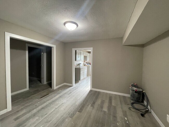 Building Photo - Updated and Located near Mercy Hospital!  ...