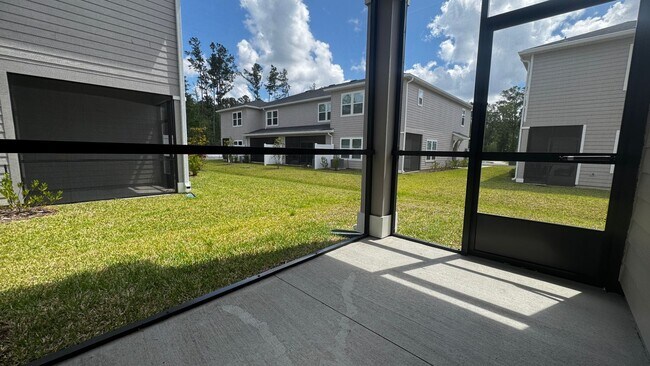 Building Photo - Charming 3BR Townhome with Screened-In Patio