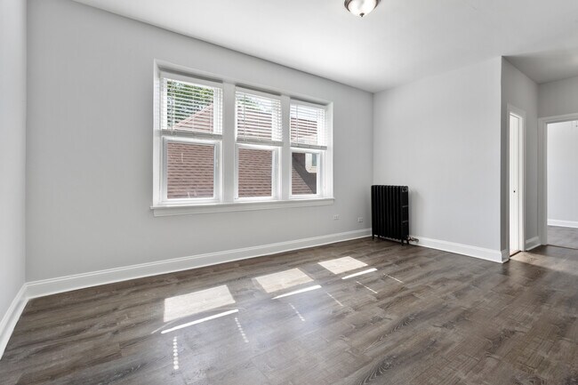 Building Photo - 1608 W Sherwin Ave