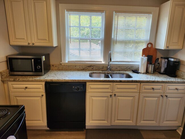 Building Photo - Cozy Apartment located near UAMS!