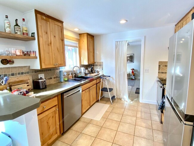 Building Photo - *Unfurnished* Charming Single-Story 3-Bedroom, 2-Bathroom Rancher with Stunning Yard