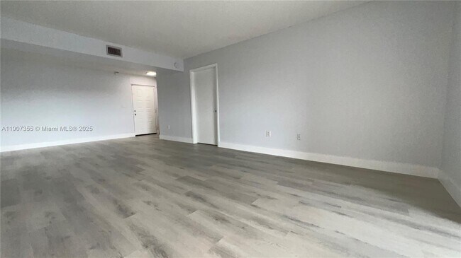 Building Photo - 711 N Pine Island Rd