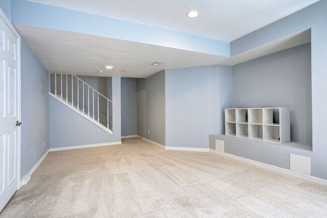 Building Photo - Rare Sapphire Pointe 2 bed townhome for le...