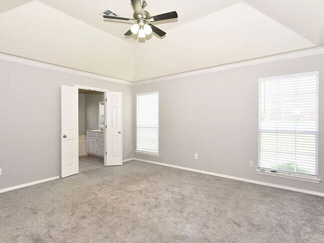 Building Photo - Beautiful 4 Bed 2.5 Bath Property in South...