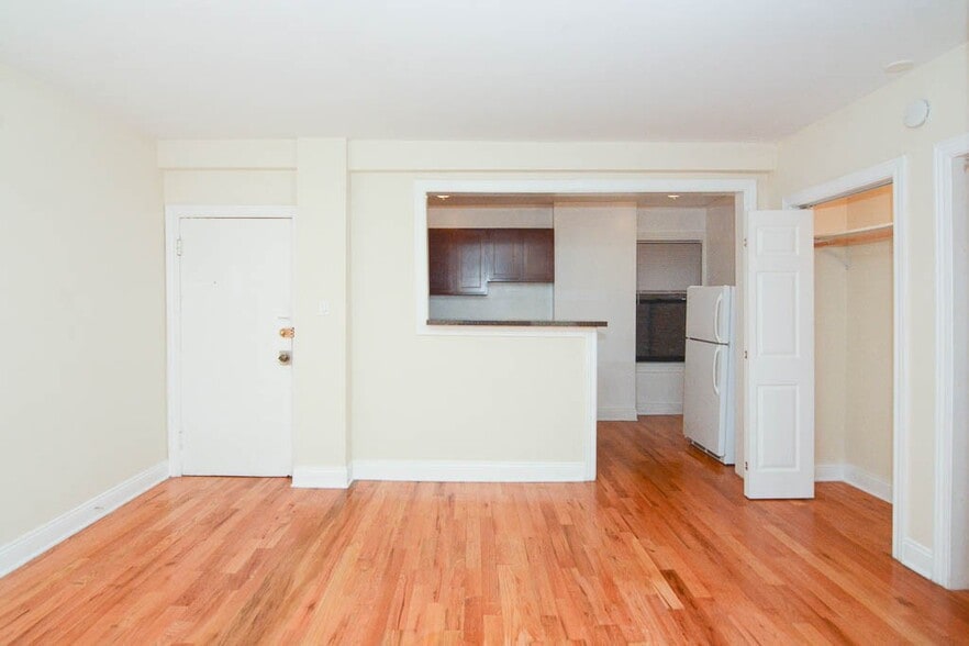 Building Photo - 1352 N Dearborn St