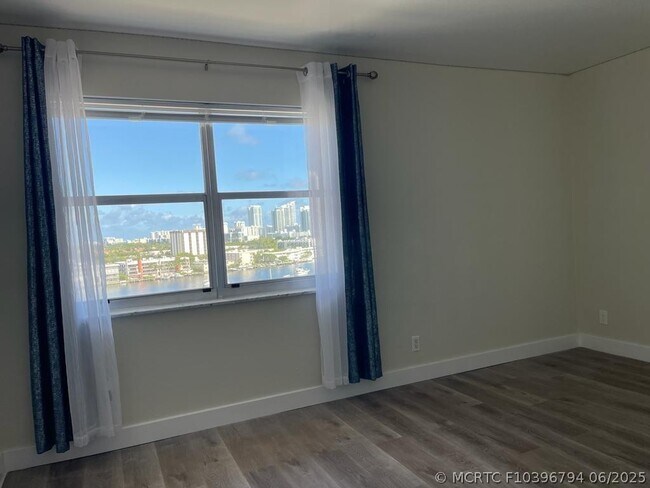 Building Photo - 401 Golden Isles Dr