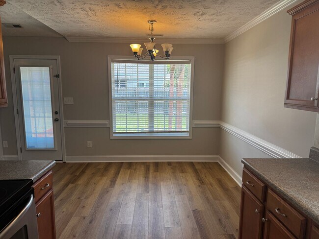 Building Photo - 3 Bedroom 2 Bath with Bonus in Hope Mills