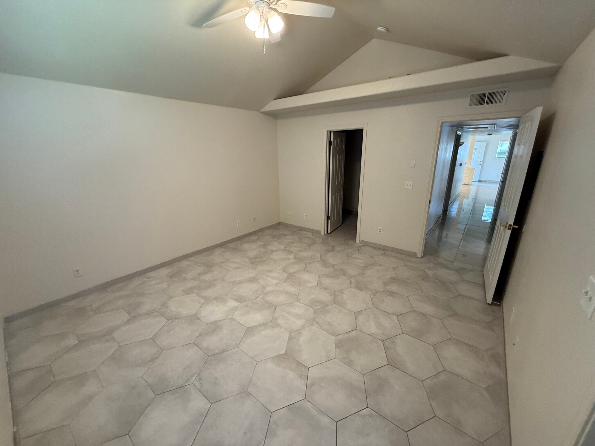 Building Photo - 1542 E Alluvial Ave
