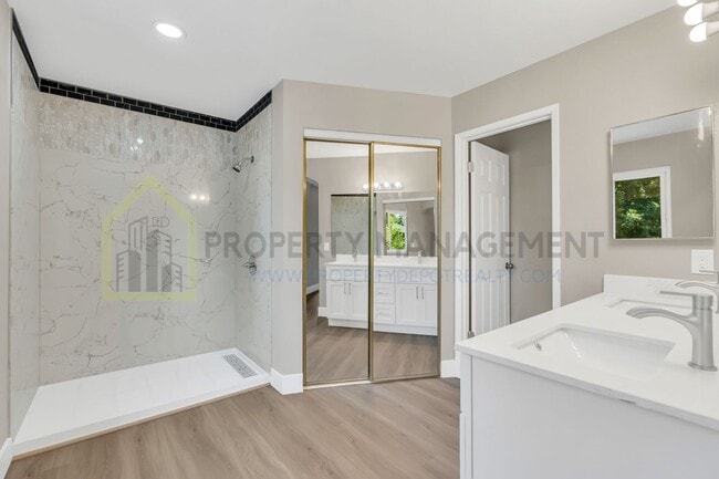 Building Photo - Completely Renovated 4-Bedroom Home with M...