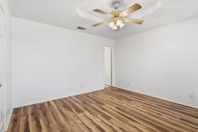 Building Photo - Move-In Ready 4/2 with No Carpet, Washer & Dryer Included – Prime Killeen Location Near Fort Hood!