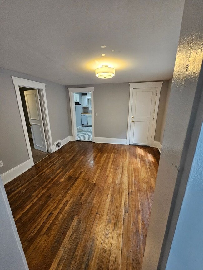 Building Photo - CLEAN AND MOVE IN READY 2 Bedroom For Rent in Tremont!!!