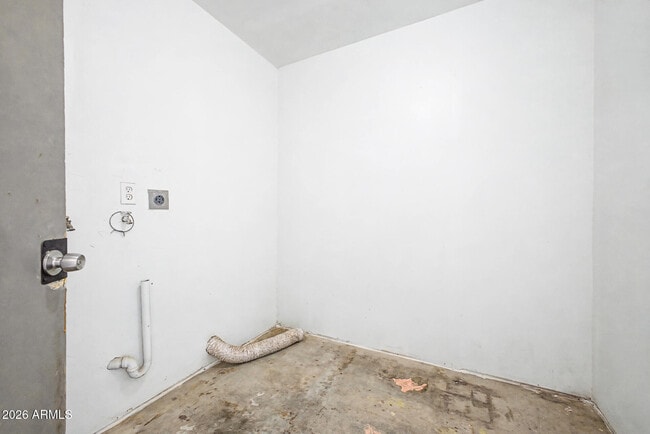 Building Photo - 1319 W Tulip Pl