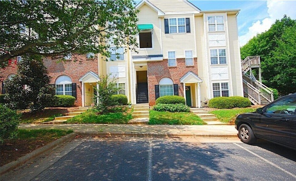 Building Photo - 2200 Mountain Mist Ct