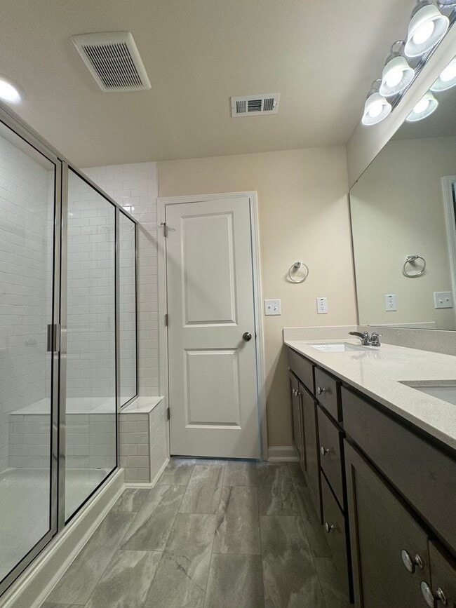Building Photo - Stunning 3BR 2.5BA Townhome in Jamestown