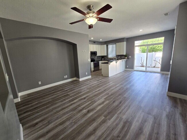 Building Photo - "Charming 3-Bed Townhouse Retreat in North...