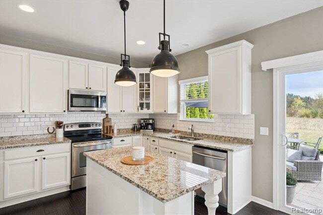 Building Photo - 26422 Elk Run E
