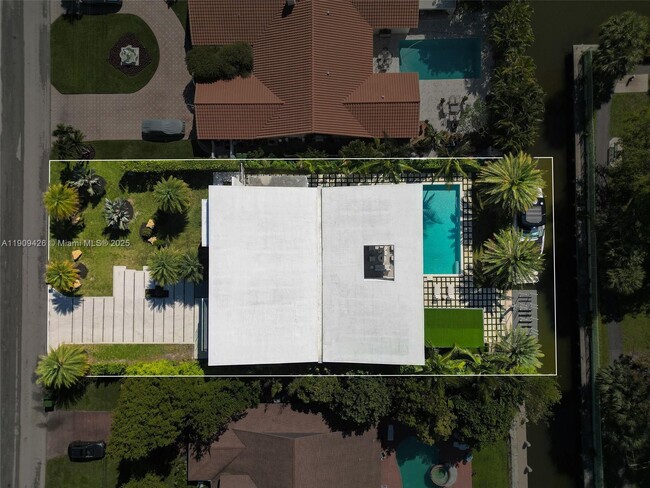 Building Photo - 521 Holiday Dr