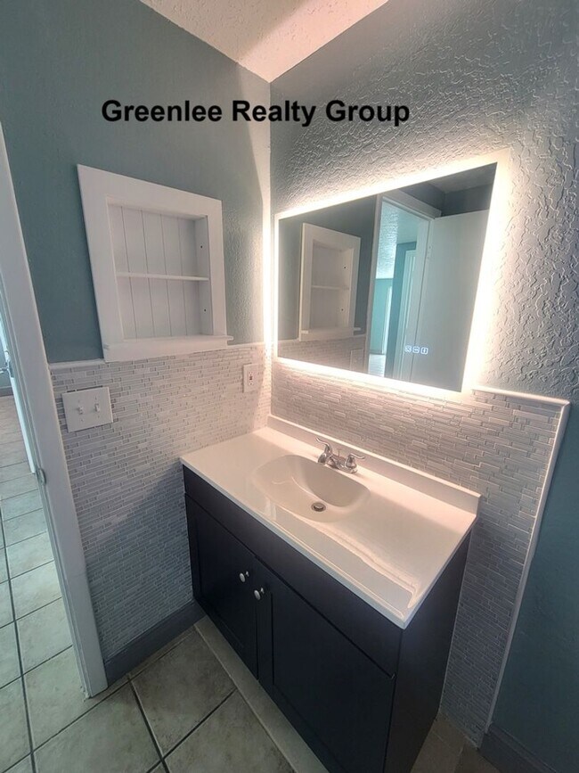 Building Photo - Updated 1 Bed/1 Bath Apt - Water/Sewer/Tra...