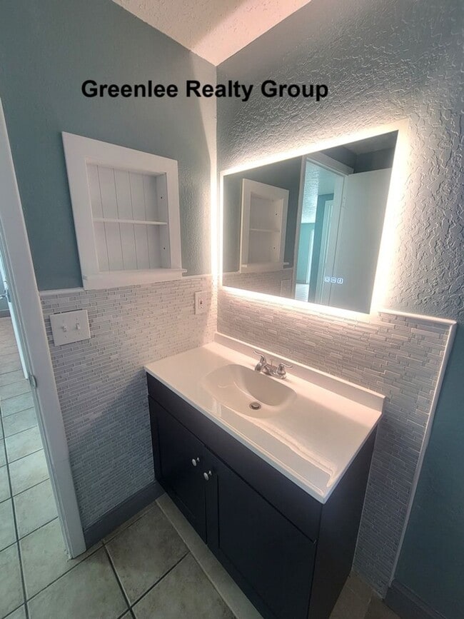 Building Photo - Updated 1 Bed/1 Bath Apt - Water/Sewer/Trash Included in Rent - Private Fenced-in Back Patio - Ti...