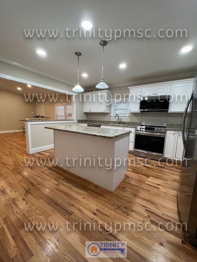 Building Photo - NEWLY UPDATED!! Ready and waiting for you!