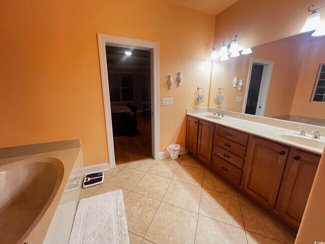 Building Photo - 584 Summerhill Dr