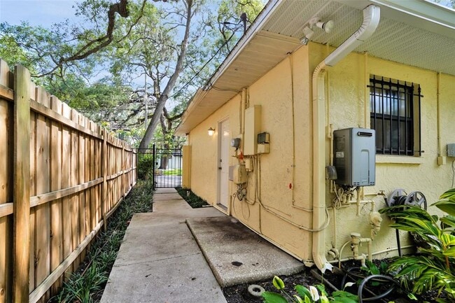 Building Photo - 3118 W Fielder St