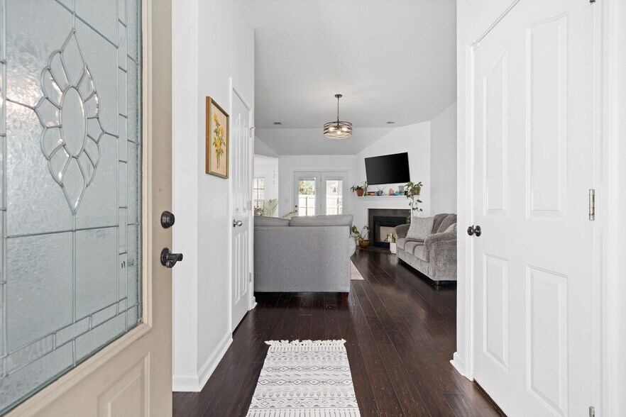 Building Photo - 525 Parkvue Village Way