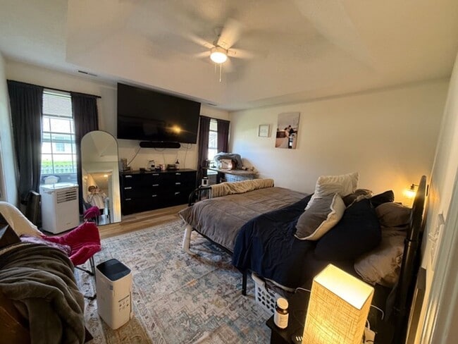 Building Photo - Spacious 4BR Home in Seven Oaks with Garage & Fenced Yard