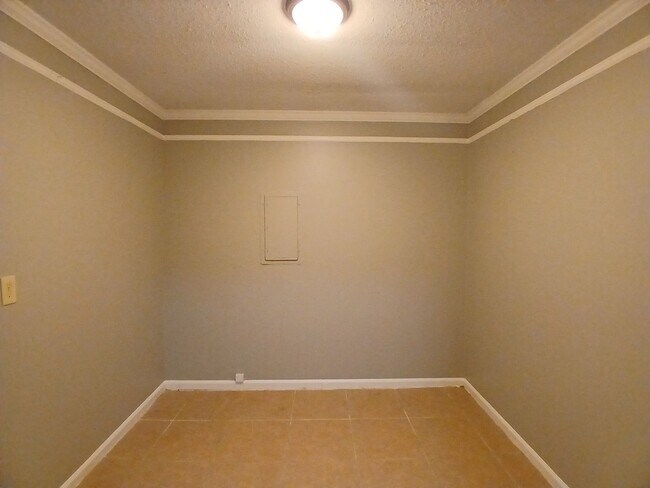 Building Photo - Blend of scale and sophistication in this expansive 3-bedroom, 2 bath residence - Open To Section 8