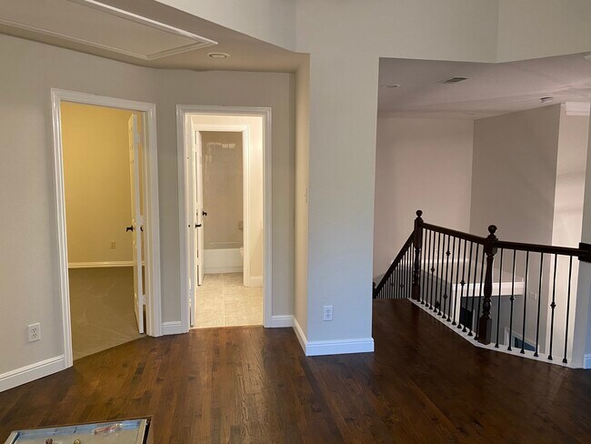 Building Photo - 306 Rivercove Dr