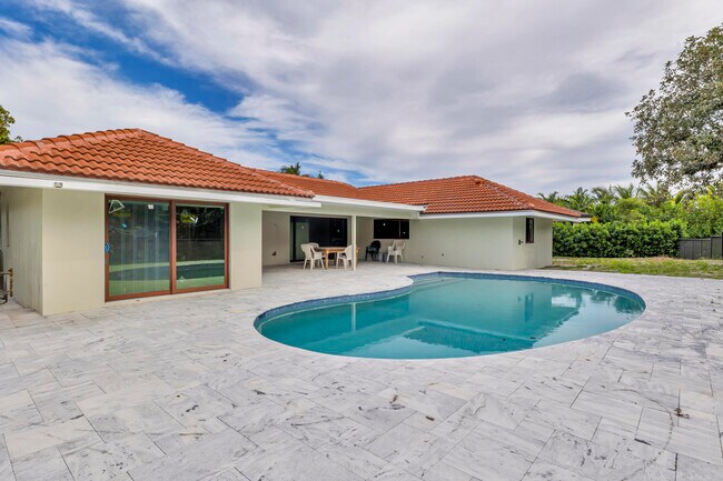 Building Photo - 5924 Pinebrook Dr