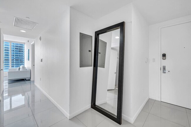 Building Photo - 485 Brickell Ave