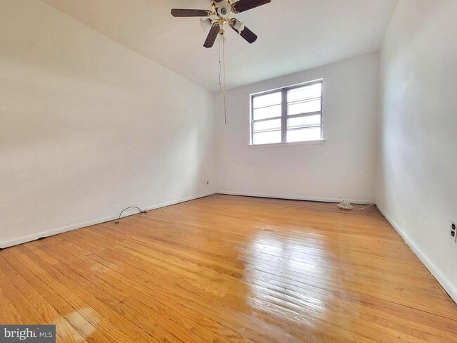 Building Photo - 628 W Providence Rd