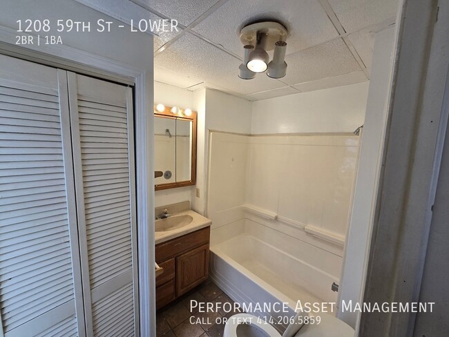 Building Photo - Charming 2-Bedroom Lower Unit Available 1/...