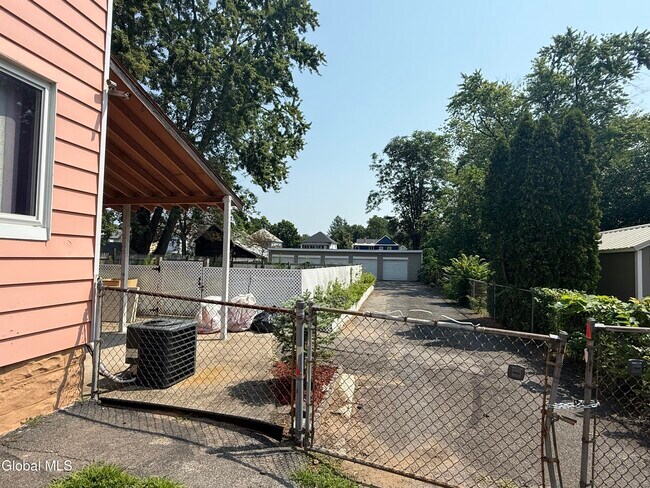 Building Photo - 1017 Hegeman St