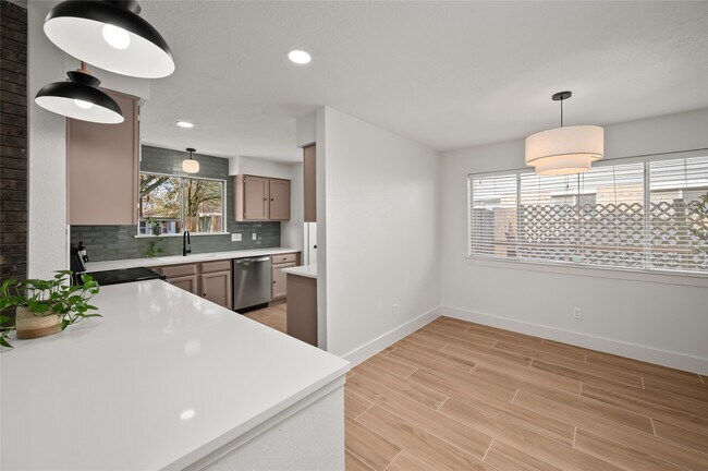 Building Photo - 303 Knoll Forest Dr