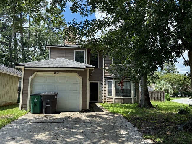 Building Photo - 3 Bed 2.5  Bath TWO Story Home