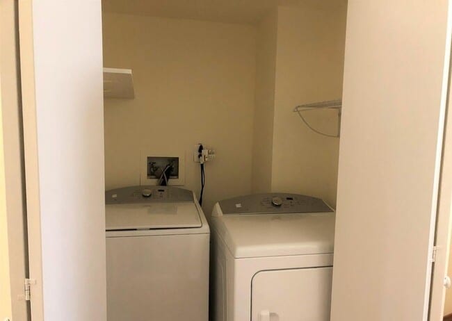 Building Photo - 166 Thoreau Dr