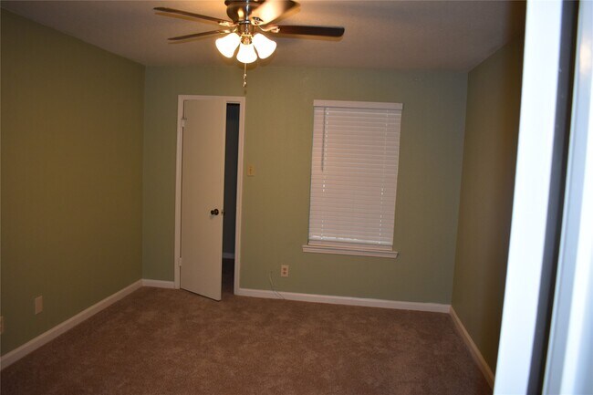 Building Photo - 9700 Leawood Blvd