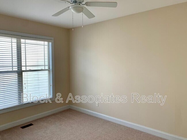 Building Photo - 706 Weavers Ridge Dr