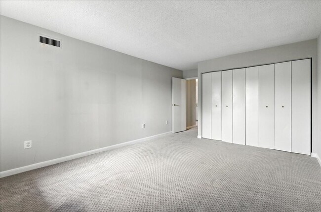 Building Photo - 1-bedroom, 1-bath condo