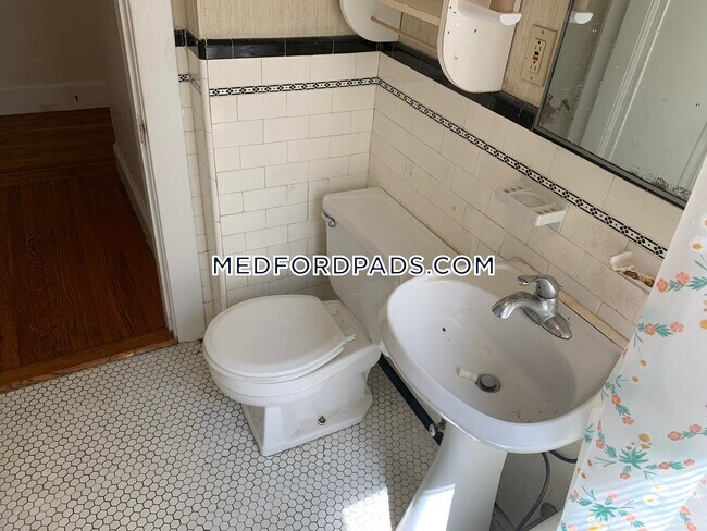 Building Photo - 63 Fellsway W