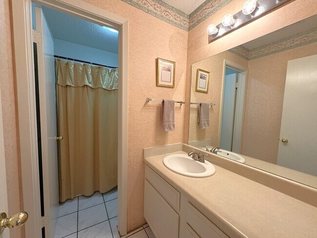 Building Photo - 604 Highcrest Dr