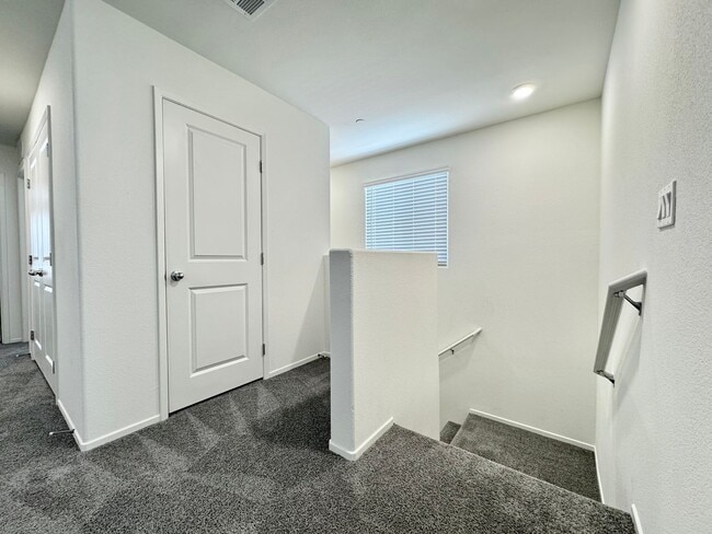 Building Photo - 1140 Scarlet Sparrow St